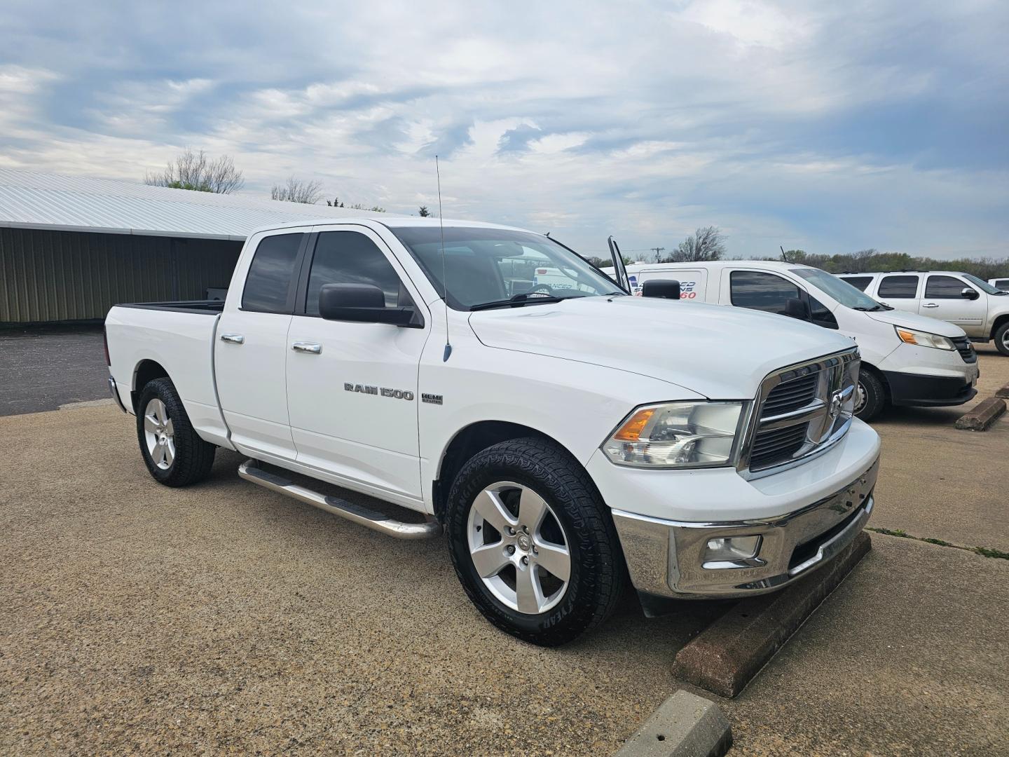 2012 WHITE Dodge Ram 1500 SLT Quad Cab 2WD (1C6RD6GT1CS) with an 5.7L V8 OHV 16V engine, 6-Speed Automatic transmission, located at 533 S Seven Points BLVD, Seven Points, TX, 75143, (430) 255-4030, 32.313999, -96.209351 - Photo#1